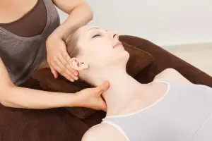 A female chiropractor performing a herniated disc treatment to a female patient in Fort Wayne