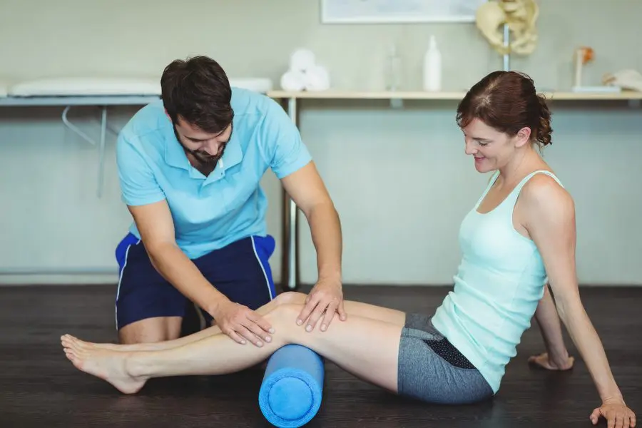 Chiropractor performing Personalized leg pain treatment in fort wayne for Female patient