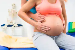 Pregnant woman consulting an expert for her chiropractic needs