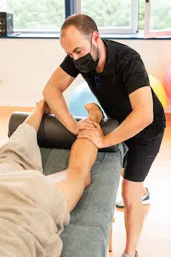 chiropractor doing leg pain treatment in fort wayne