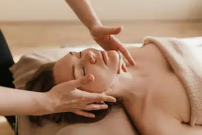 swedish massage starting from the client's neck, a massage therapy techniques for chiropractic patients