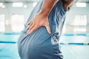 man experiencing chronic back pains | acute vs chronic back pain