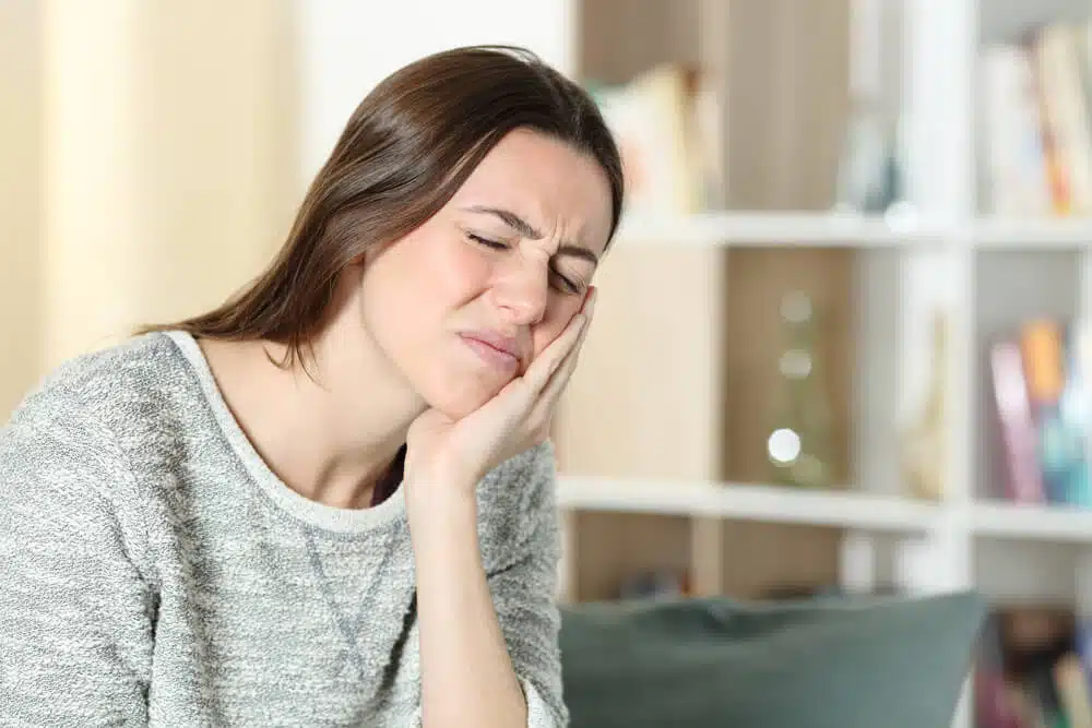 a women having a jaw pain